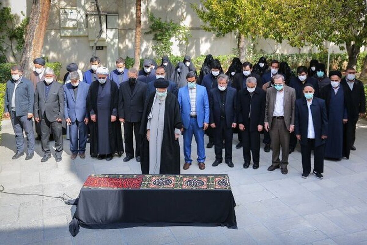 اقامه نماز رهبر انقلاب بر پیکر همسر شهید مطهری(عکس)