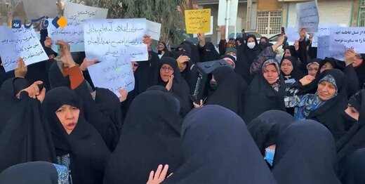حاشیه‌های تجمع زنان محجبه مقابل مجلس / از اعتراض یک «روحانی» تا مداخله «نیروهای امنیتی»