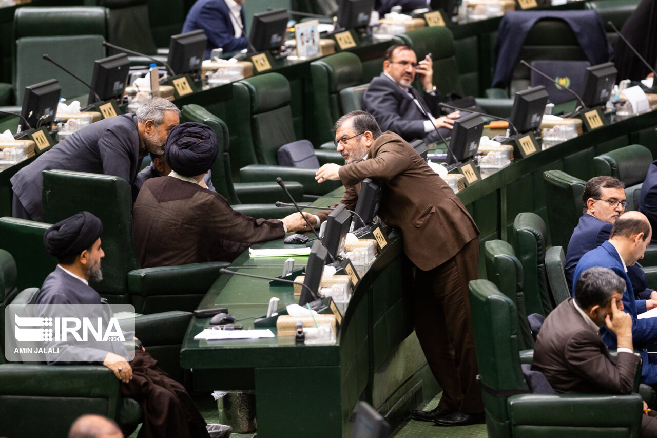 حاشیه های امروز مجلس از بحث و درگیری تا بوسه بر سر یکدیگر(عکس)