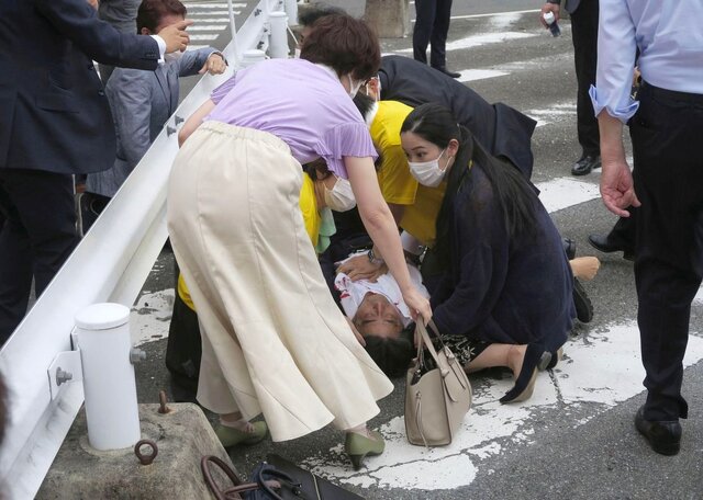 نخست وزیر سابق ژاپن هدف تیراندازی قرار گرفت