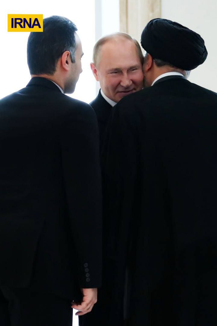 خوش و بش رئیسی و پوتین در حاشیه اجلاس دریای‌ خزر(عکس)