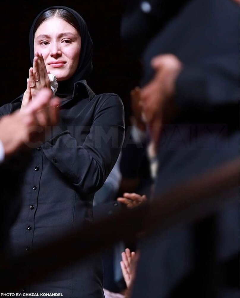 اشک‌های فرشته حسینی هنگام تشویق نوید محمدزاده در جشنواره ونیز(عکس)