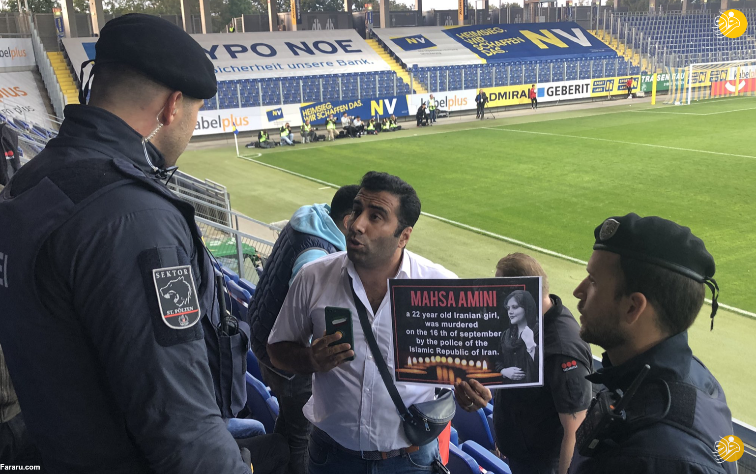 اخراج هوادار ایرانی توسط پلیس اتریش به خاطر حمایت از مهسا امینی(عکس)