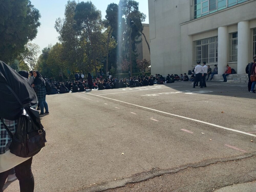 اعتراض به «سلف» تفکیک شده / ناهار خوردن روی زمین برخی از دانشجویان دانشگاه تهران ( عکس)