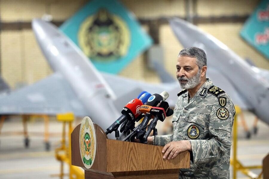 فرمانده کل ارتش: امروز پرچم جمهوری اسلامی ایران در «حیاط خلوت استکبار جهانی» به اهتزاز در آمده