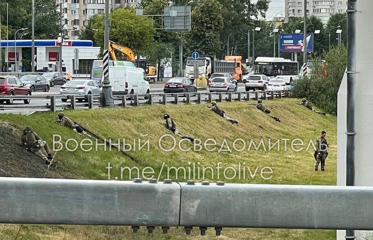 تصویری عجیب از استقرار نیروهای گارد ملی در ورودی مسکو