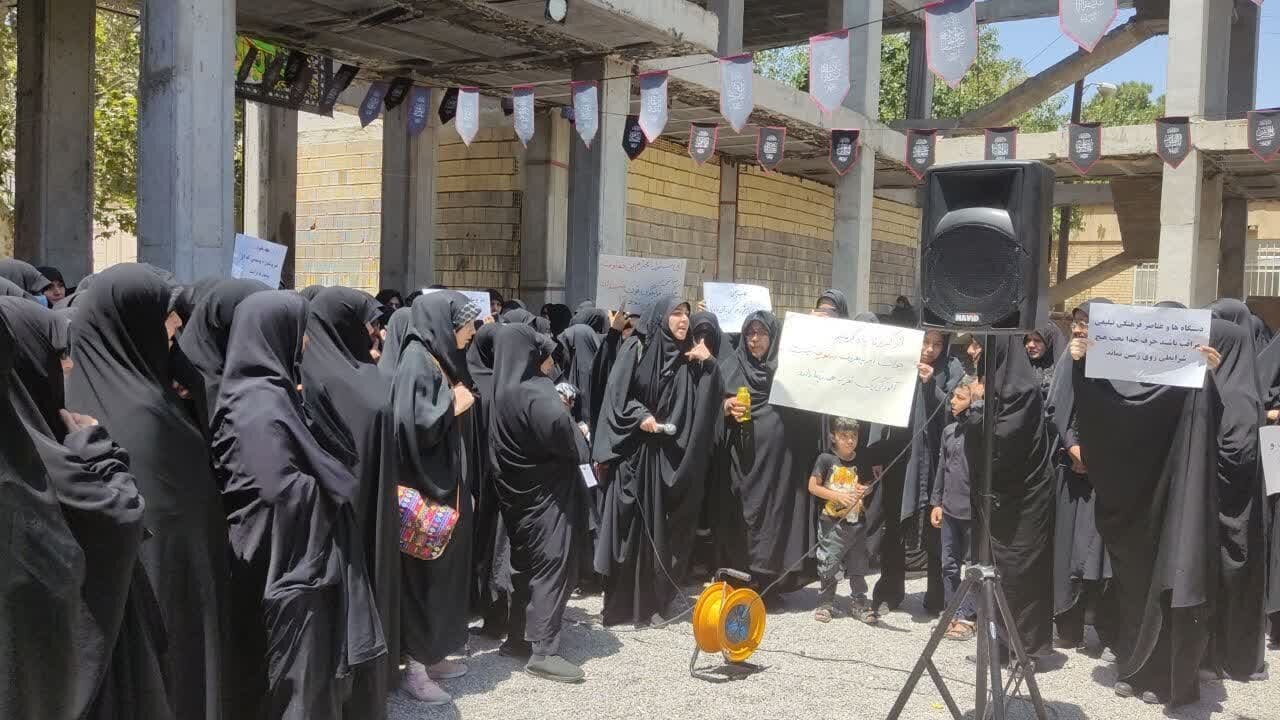تصاویر تجمع زنان در اعتراض به توهین و کشیدن چادر یک بسیجی توسط زن بی‌حجاب / زنان محجبه: دیگر کوتاه نمی‌آییم