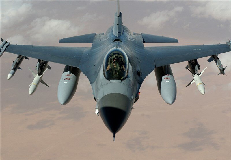 پولیتیکو فاش کرد؛ تازه‌ترین مانع آموزش پرواز با اف-۱۶ برای خلبانان اوکراینی!