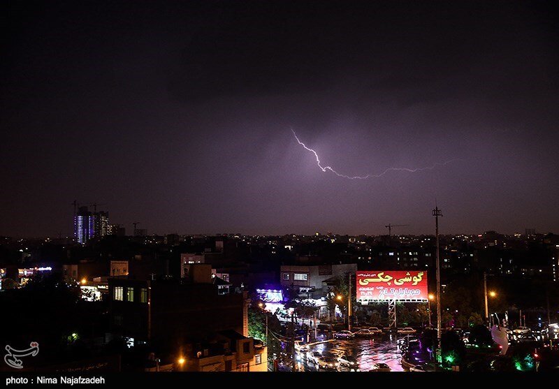 با یک باد و باران، یک نفر در تهران جان باخت/ جزئیات