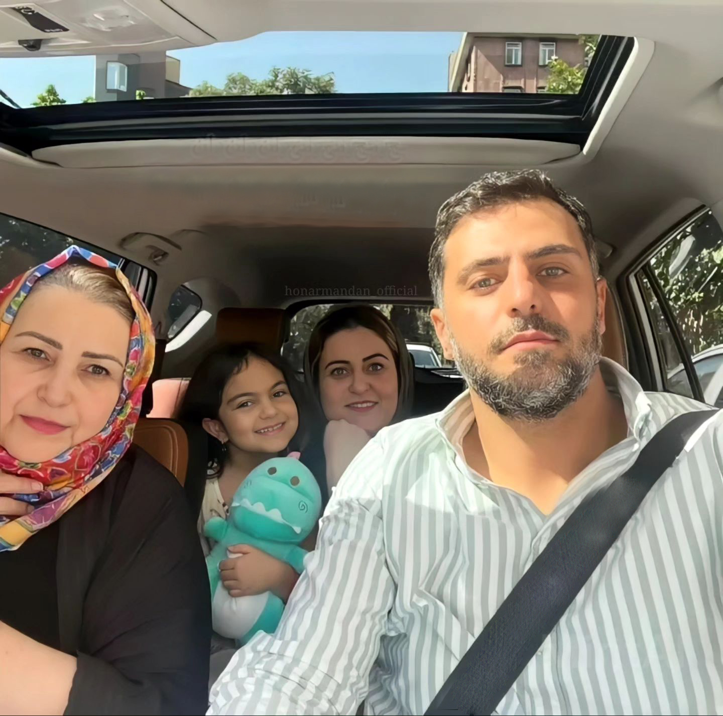 سلفی توماشینی و باکلاس علی ضیا با خانواده‌اش(عکس)