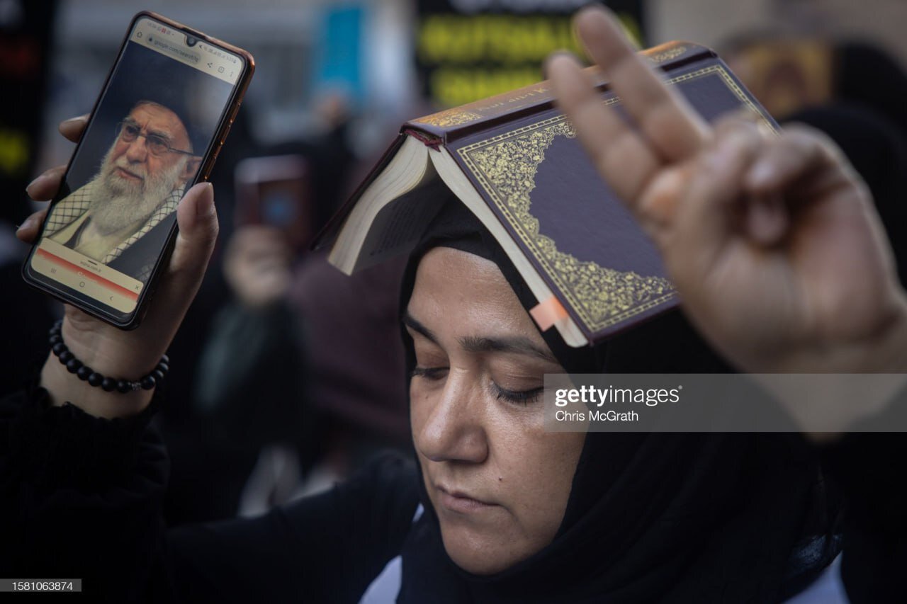 تصویر آیت‌الله خامنه‌ای در دست یک زن در استانبول