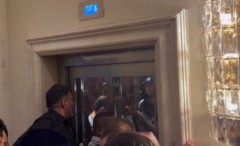 فرار رونالدو از مردم با کمک آسانسور(عكس)