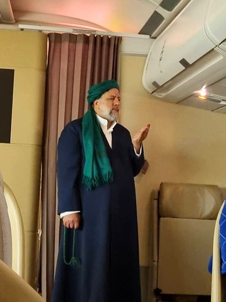پس لرزه انتشار عکس نماز خواندن رئیسی در هواپیما