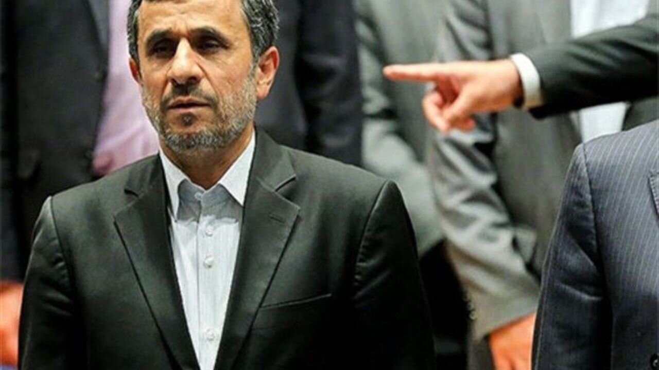 احمدی نژاد در فرودگاه مکزیکوسیتی /عکس یادگاری با این زنان حاشیه ساز می شود؟