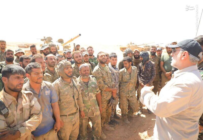 عکسی از تیپ غیرنظامی سردار قاآنی در جمع یگان‌ های ارتش سوریه