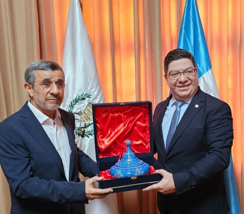 احمدی نژاد با این هدیه ۳ میلیون تومانی به گواتمالا رفت (عکس)