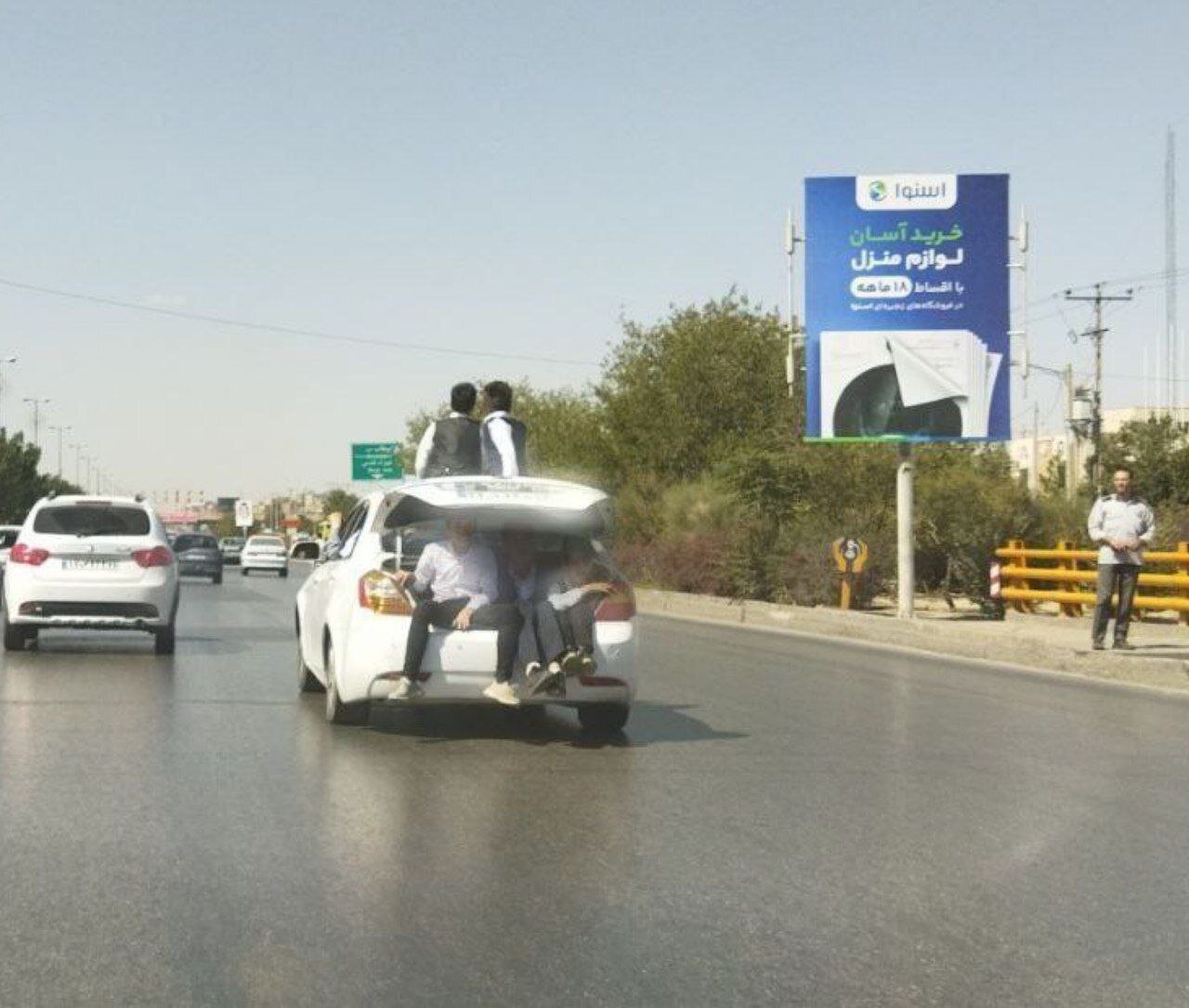 حرکت خطرناک راننده مشهدی برای حمل جابه‌جایی چند شهروند!(عكس)