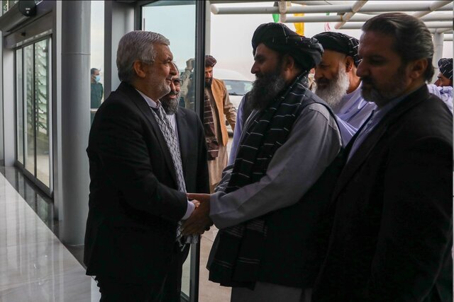 استقبال کاظمی قمی از هیأت افغانستان پس از ورود به ایران