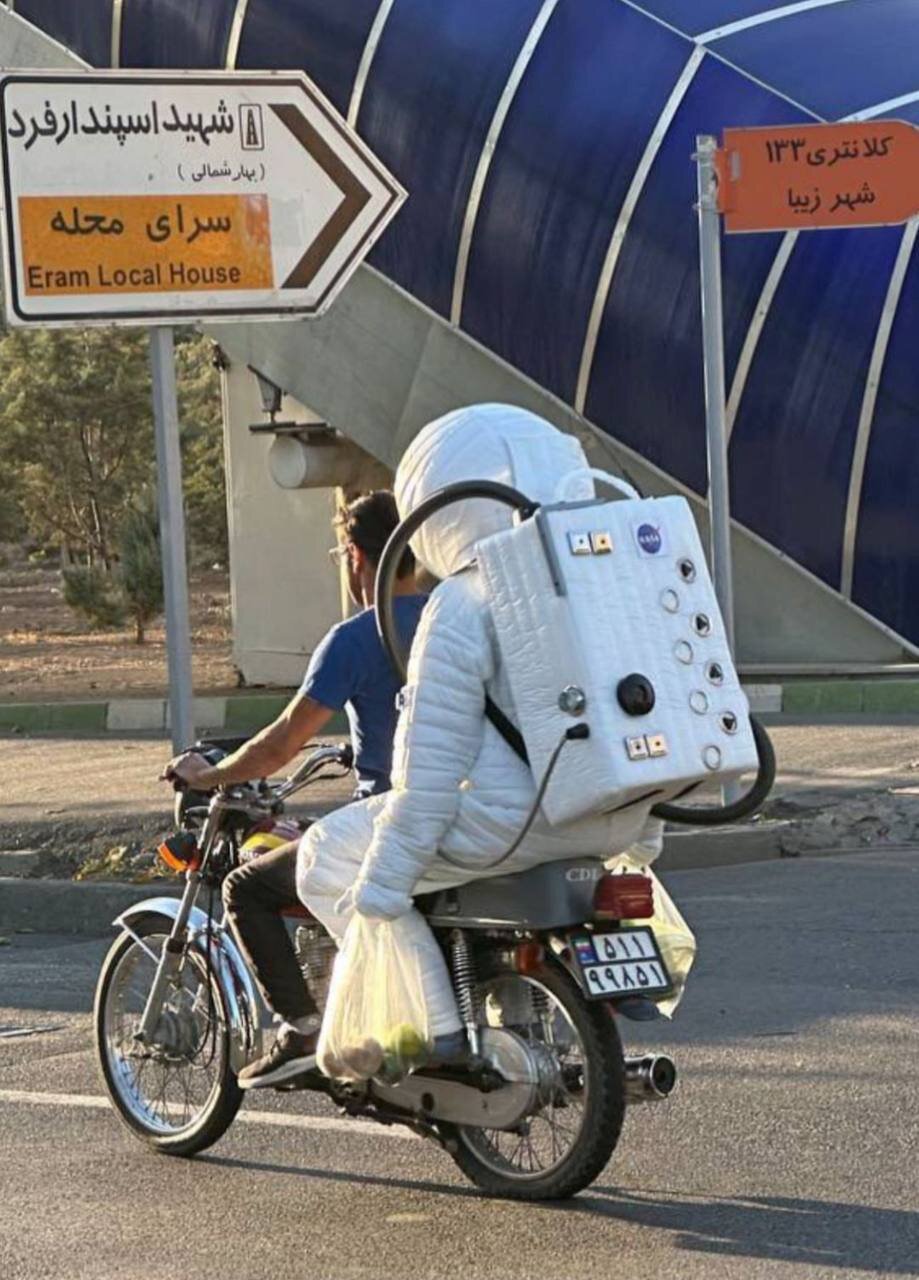 حضور یک فضانورد پشت موتورسیکلت با محموله‌ای دور از انتظار در خیابان‌های تهران!(عکس)