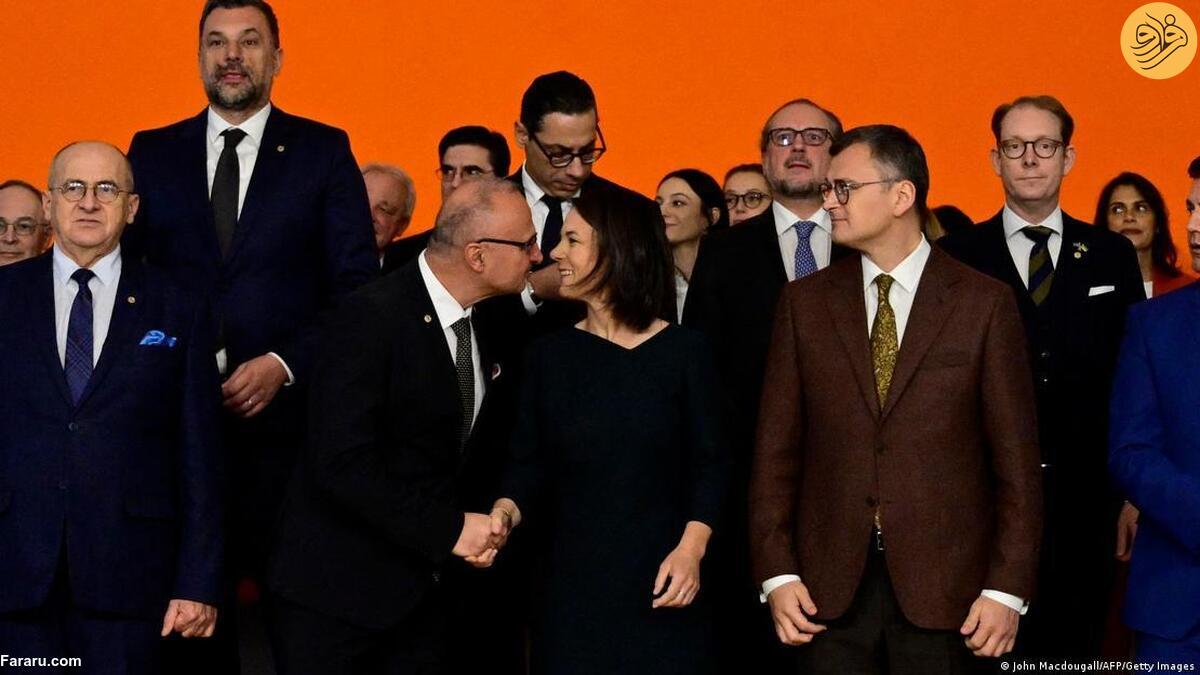 بوسیدن وزیر خارجه آلمان جنجالی شد(عکس)