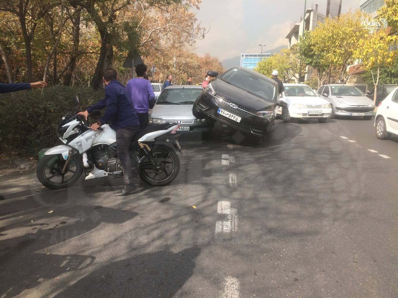 عکسی از تصادف عجیب مقابل پارک قیطریه