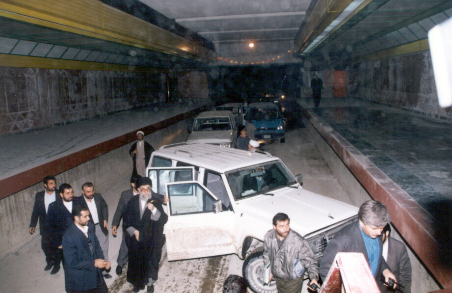 عکسی از رهبر انقلاب در متروی تهران