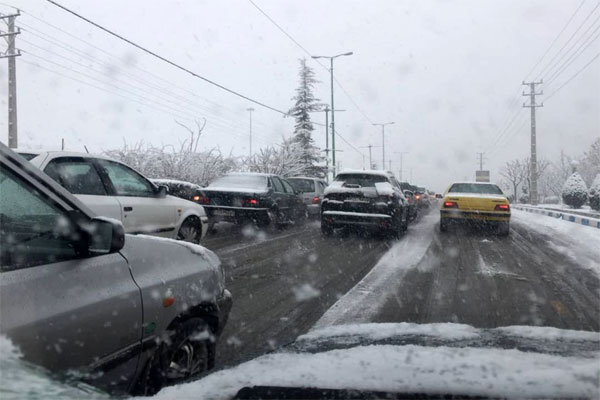هشدار به مسافران؛ بارش برف و باران در جاده‌های ۱۶ استان/ این محورها ترافیک سنگین دارد