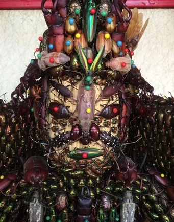 چندش‌آورترین مجسمه‌های دنیا | خلق اثر هنری با حشرات مرده!(+عکس)