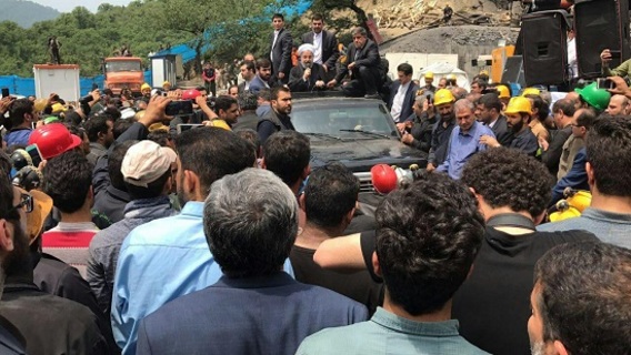 رئیس جمهوری با معدنکاران و خانواده حادثه دیدگان معدن آزادشهر دیدار کرد(+عکس)