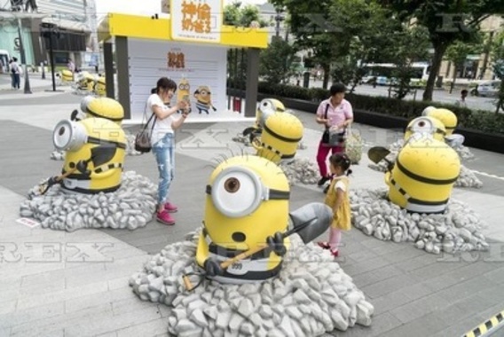 هجوم «مینیون‌ها» به یک مرکز خرید در شهر شانگهای چین(+عکس)