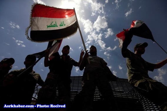 جشن و پایکوبی نیروهای عراقی با پرچم وارونه داعش (+عکس)