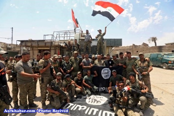 جشن و پایکوبی نیروهای عراقی با پرچم وارونه داعش (+عکس)
