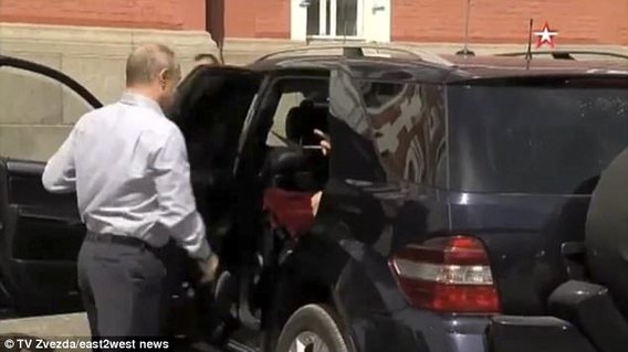 زن مرموز در خودروی پوتین کیست؟(+عكس)