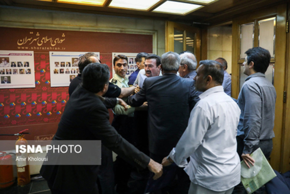 درگیری در حاشیه جلسه شورای شهر (+عکس)