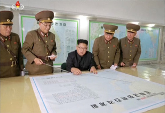 بررسی نقشۀ گوام برای موشک‌باران توسط رهبر کره شمالی(+عکس)