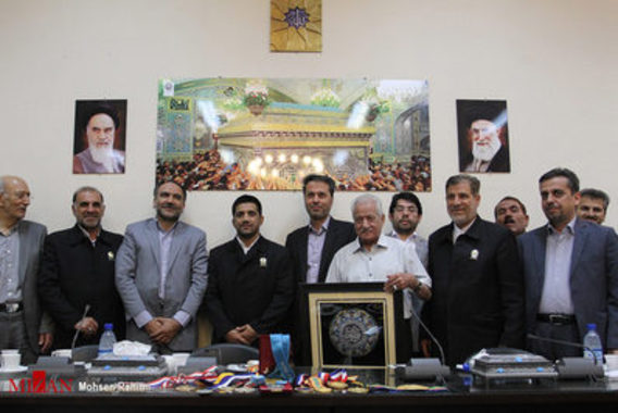 اهداء 12 مدال علیرضا دبیر به موزه آستان قدس رضوی (+عکس)