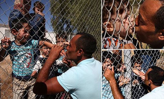 بوسه بر فرزند پناهجوی سوری از پشت حصار(+عکس)