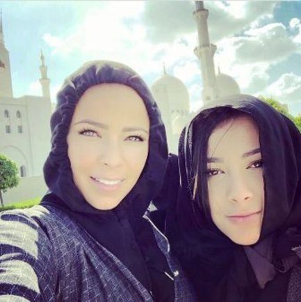 همسر بازیکنان تیم فوتبال رئال مادرید در مسجد «شیخ زاید» (+عکس)