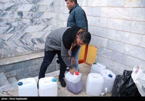 کشف کارگاه تولید مشروبات الکلی در مشهد‎ (+عکس)
