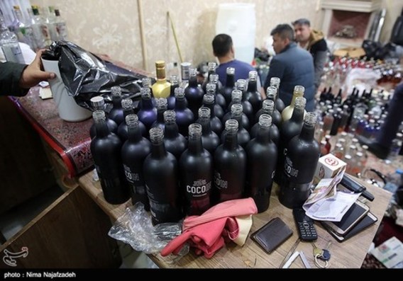 کشف کارگاه تولید مشروبات الکلی در مشهد‎ (+عکس)