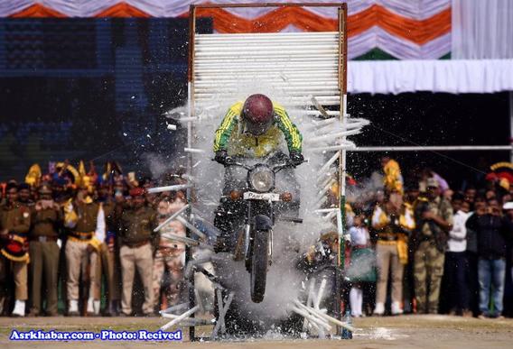 ژانگولربازی پلیس های هند (+عکس)