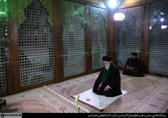 فاتحه خوانی مقام معظم رهبری و روحانی برای امام خمینی (عکس)