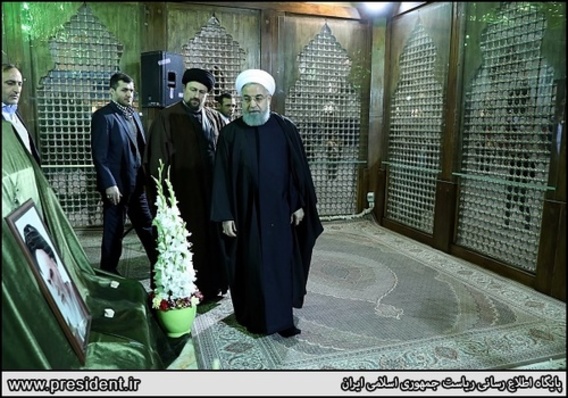 فاتحه خوانی مقام معظم رهبری و روحانی برای امام خمینی (عکس)