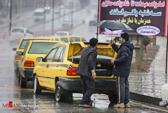 بارش باران و آب گرفتگی معابر در همدان (عکس)