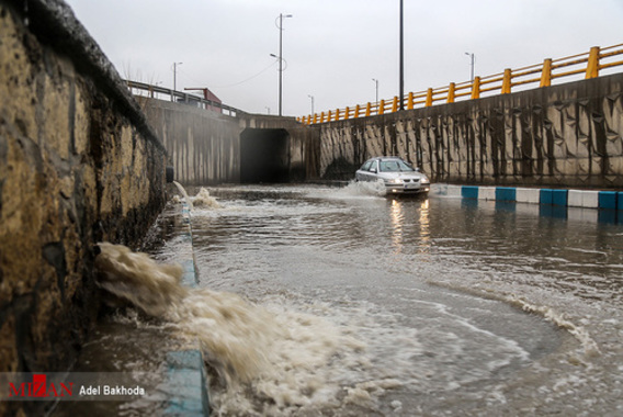 بارش باران و آب گرفتگی معابر در همدان (عکس)