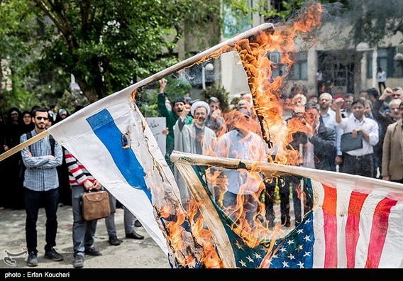 دانشجویان دانشگاه امیرکبیر پرچم آمریکا و اسرائیل را به آتش کشیدند (+عکس)