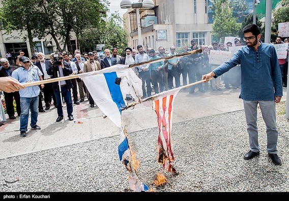 دانشجویان دانشگاه امیرکبیر پرچم آمریکا و اسرائیل را به آتش کشیدند (+عکس)