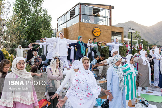 گردهمایی یوگا - بام تهران (+عکس)