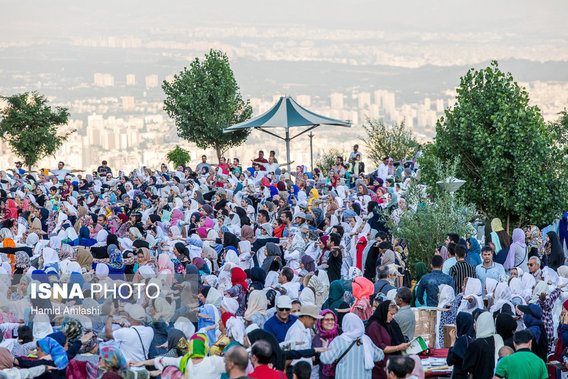 گردهمایی یوگا - بام تهران (+عکس)