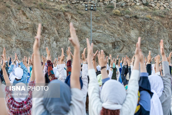 گردهمایی یوگا - بام تهران (+عکس)